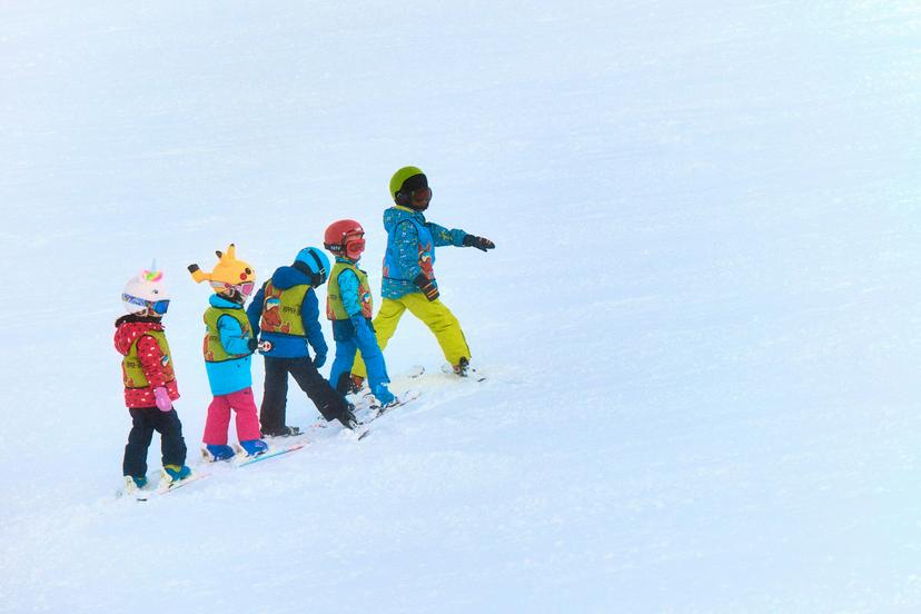 https://a.storyblok.com/f/150663/4521x3014/d04116f763/kids-skiing-learning-ski-school.jpg